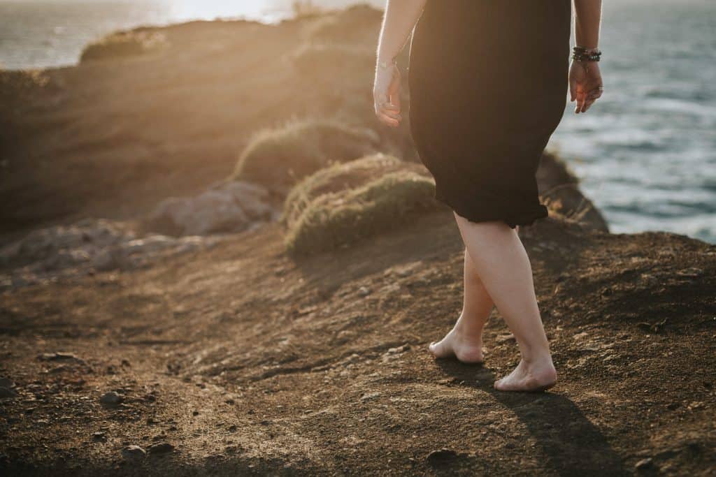 femme qui marche pied nue au bord d'une falaise