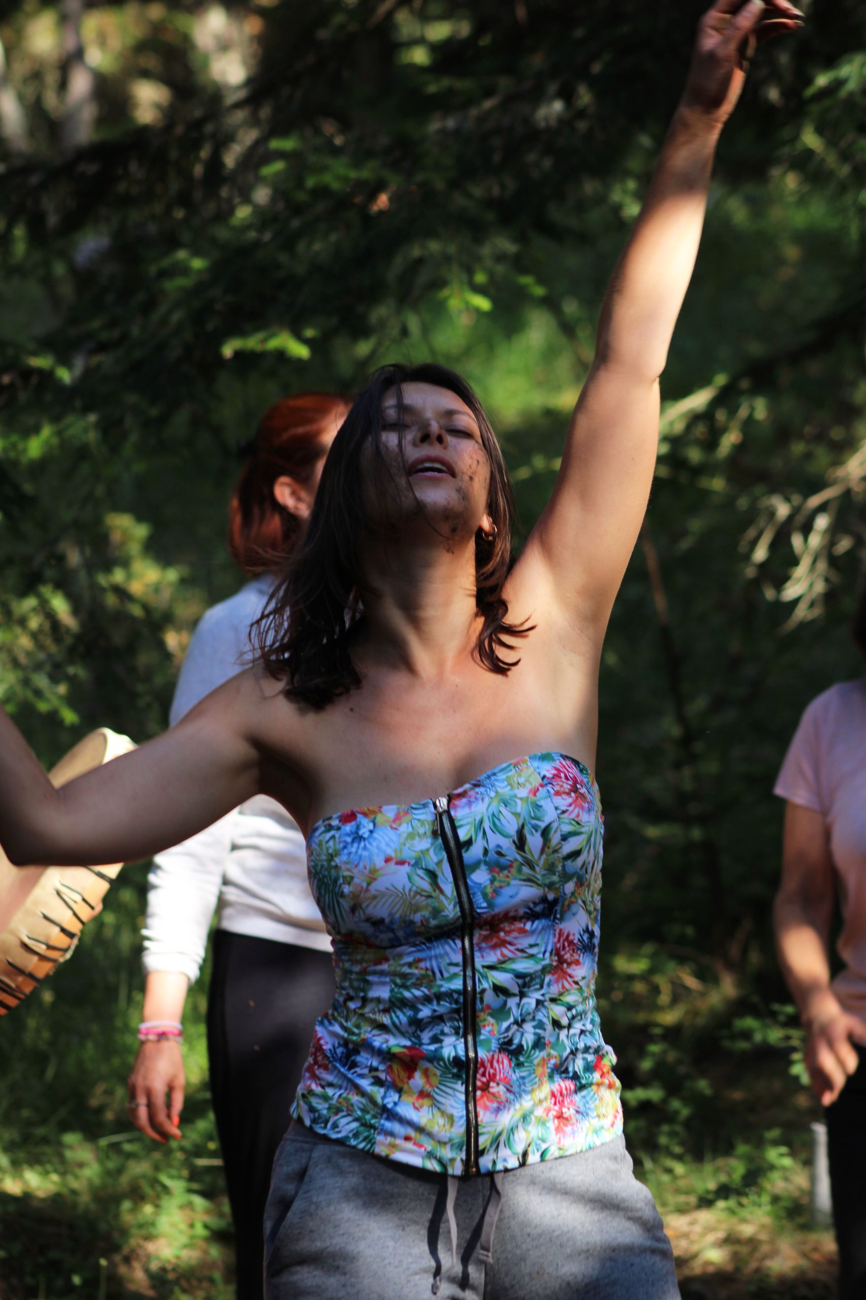 femme qui danse pendant une séance de coaching holistique