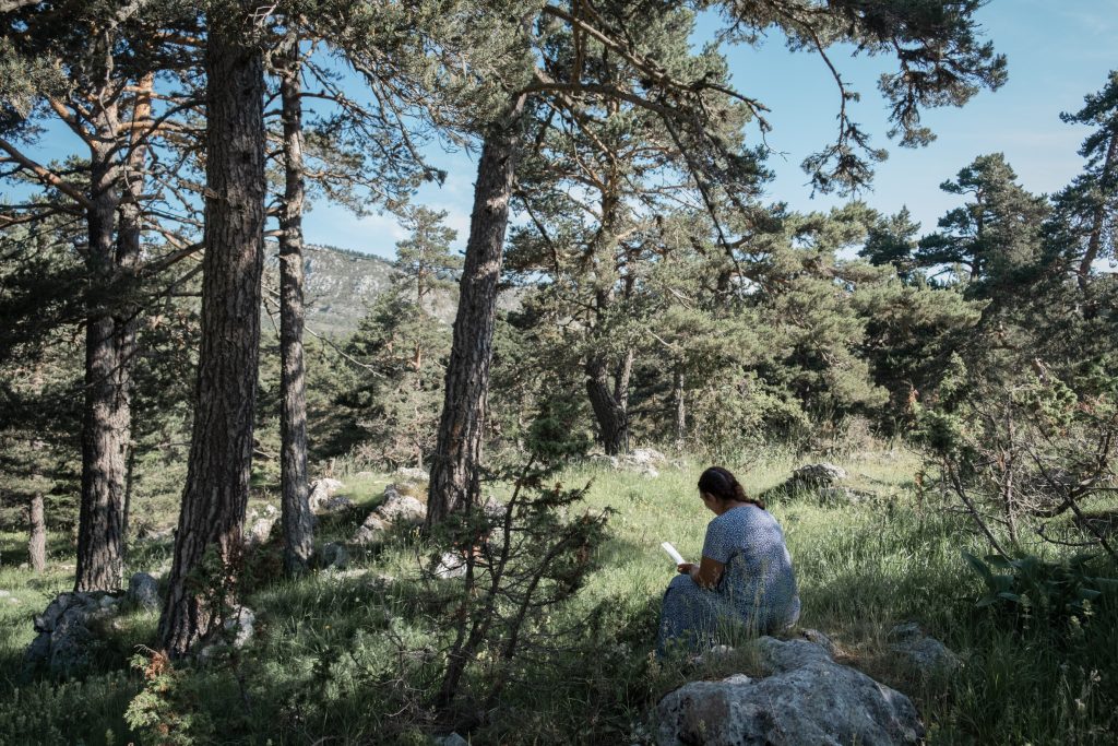 À la Découverte de Soi : Voyage au Cœur du Développement Personnel et Spiritualité photo thérapie - retraite spirituelle fille de la terre