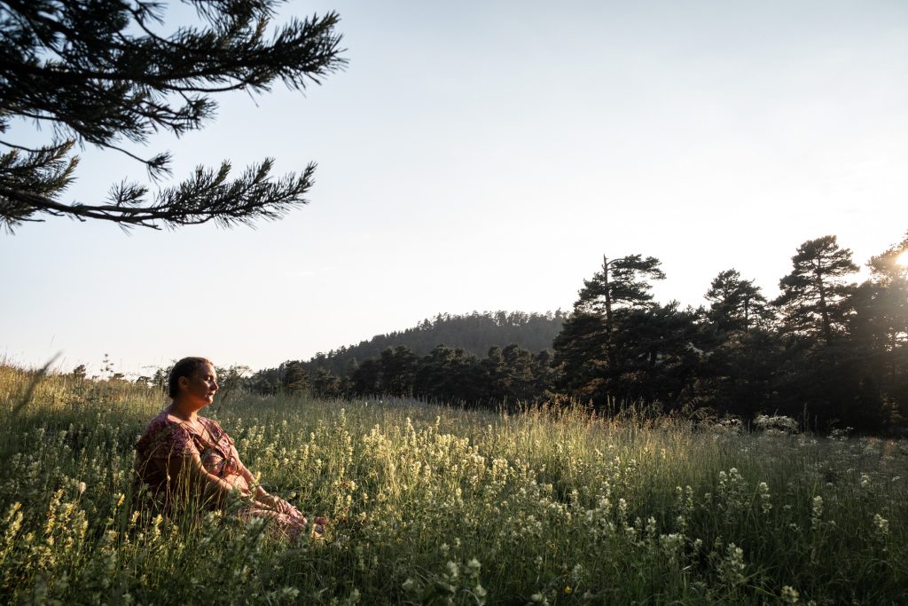 La vie après la violence conjugale, une femme qui est assis dans un champs de fleurs 