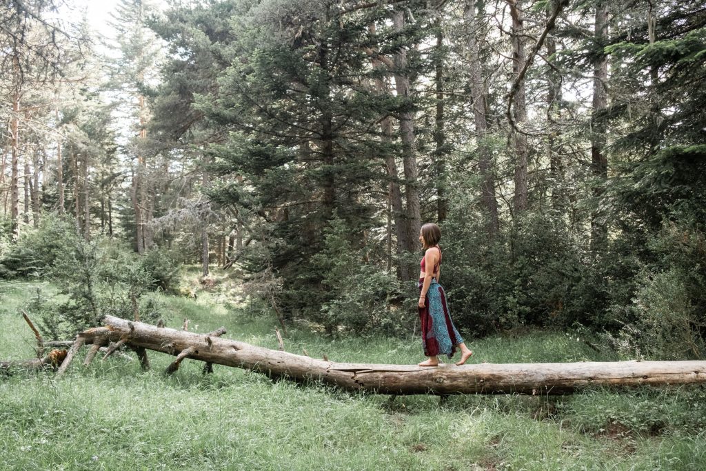 la vie après la violence conjugale, une femme qui marche sur un tronc d'arbre 
