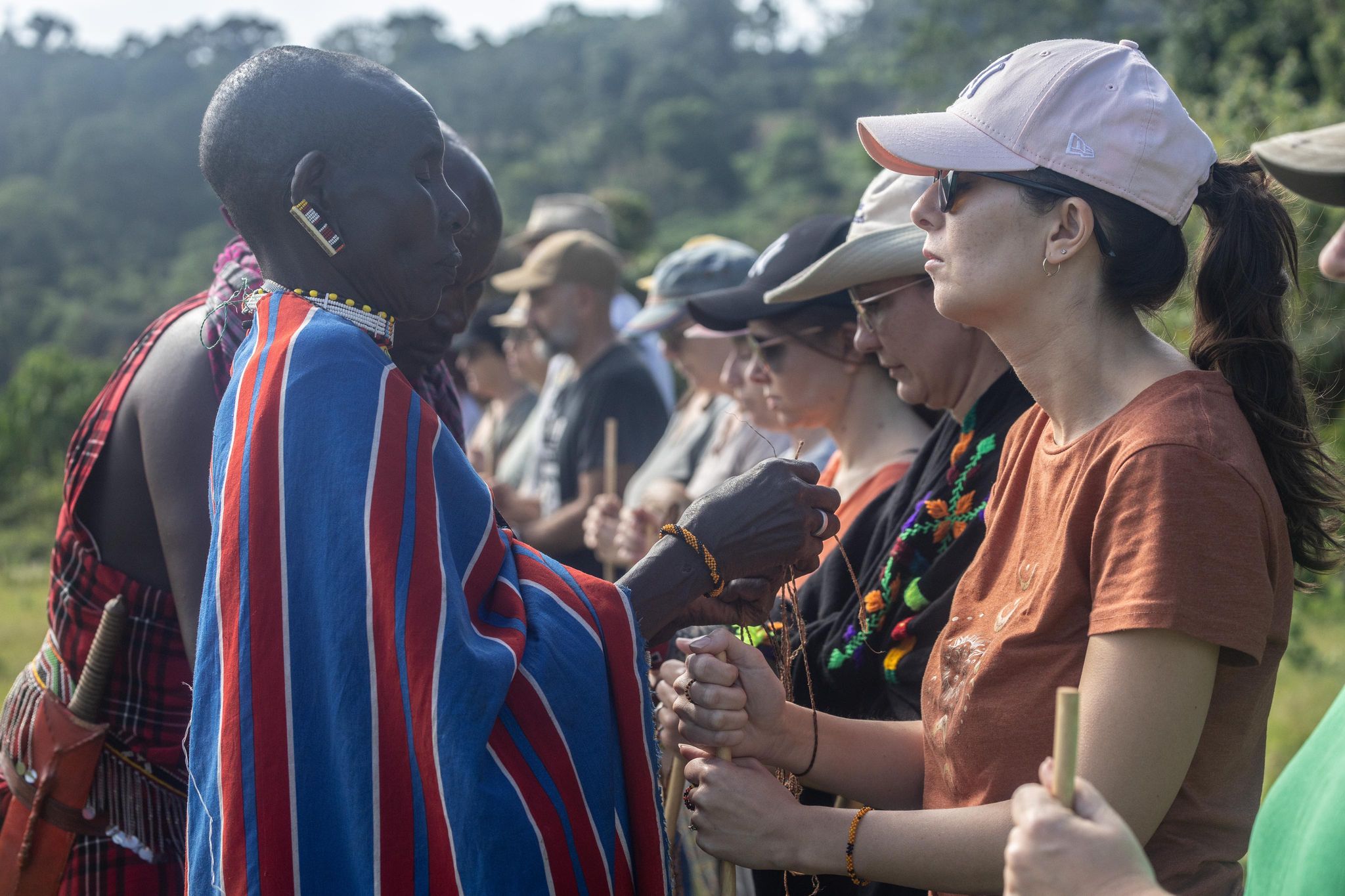 Photo d'un groupe de participants au Neloïta Camp lors de la retraite Human au Kenya organisé par Emmanuelle Guiard-Paulos