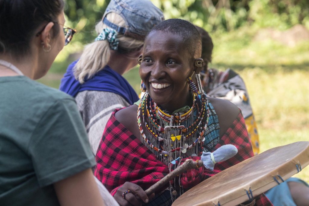 Vue rapprochée d'un Masai traditionnel portant ses vêtements colorés, représentant la richesse culturelle de la région.