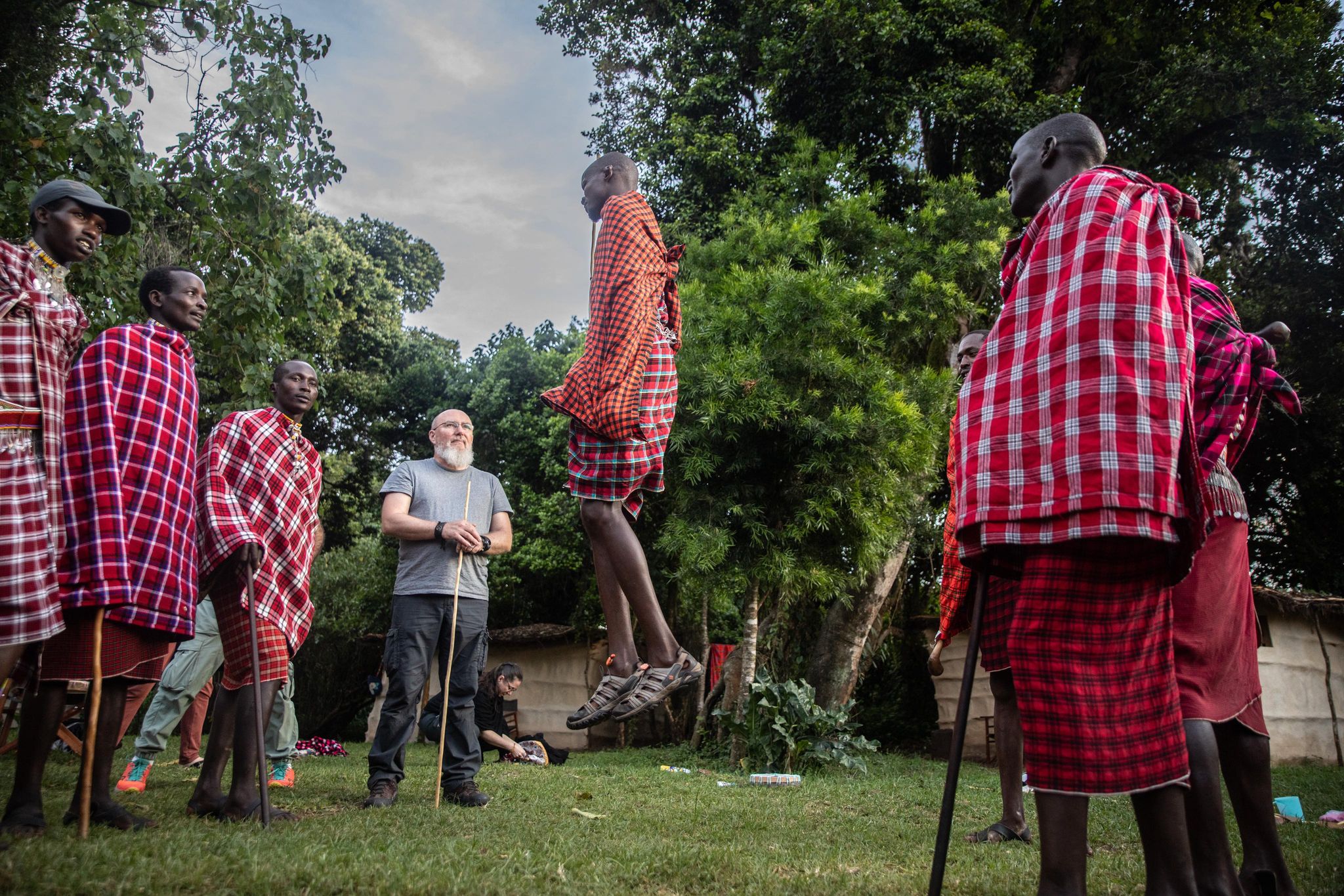 Capture d'un moment de danse traditionnelle Masai, illustrant la joie et la célébration lors de la retraite Human.