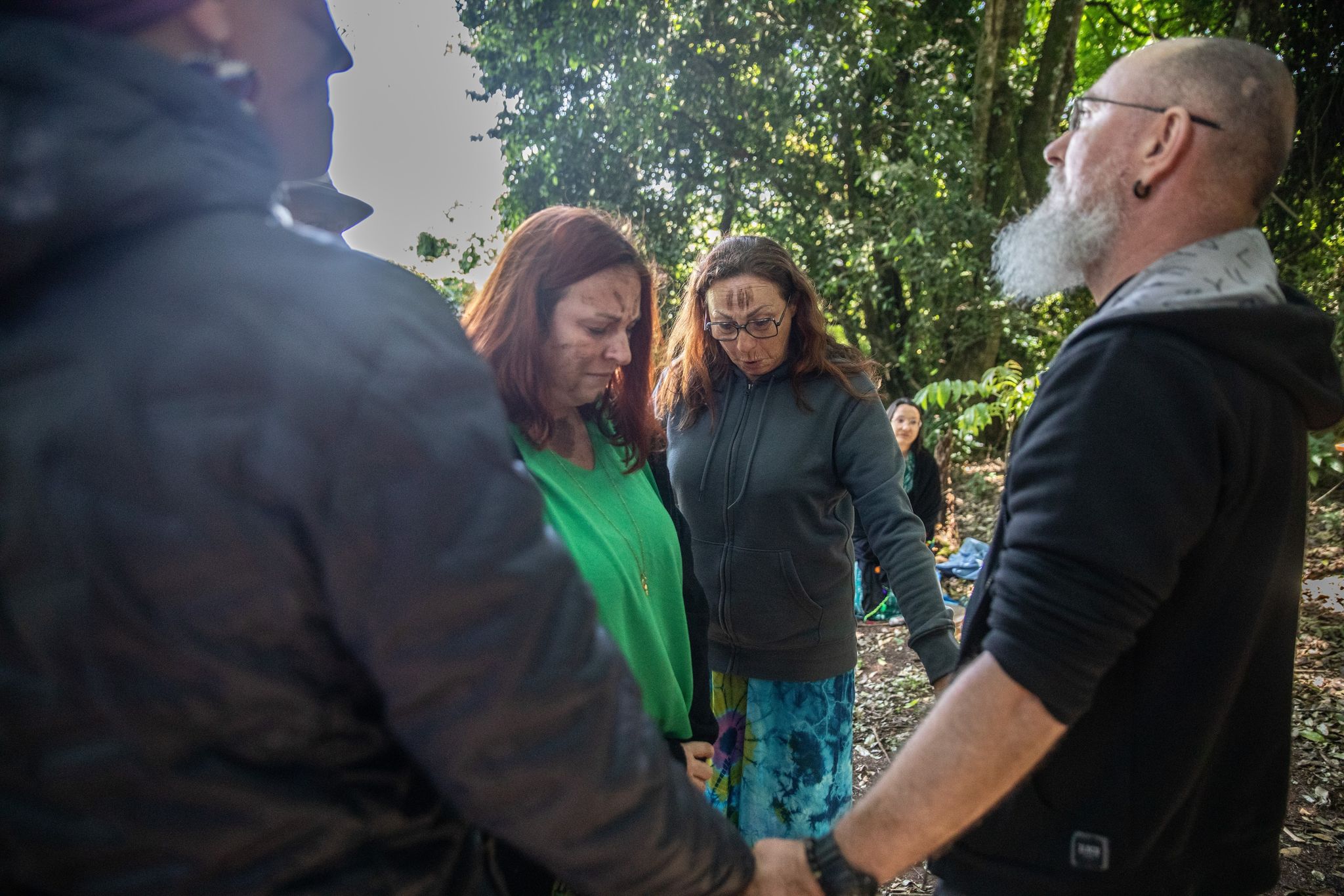 Photographie d'un atelier en plein air, où les participants de la retraite human se connectent à la nature et à eux-mêmes.