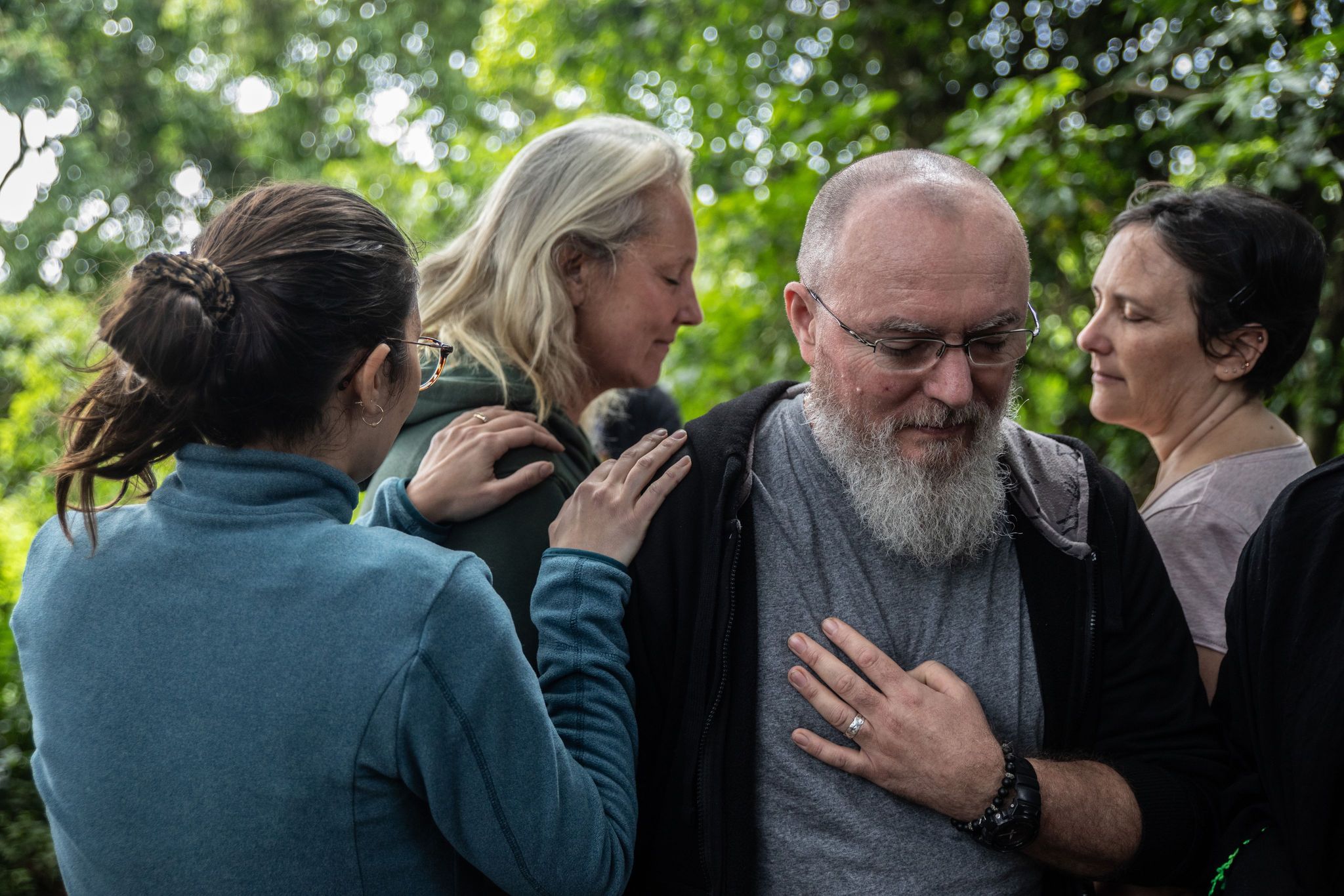 un homme et des femmes qui explore le féminin et le masculin sacré lors d'une retraite spirituelle dans le var