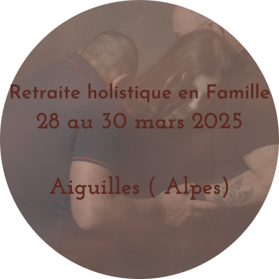 un père avec ses deux enfants lors de la retraite holistique en famille dans les alpes 