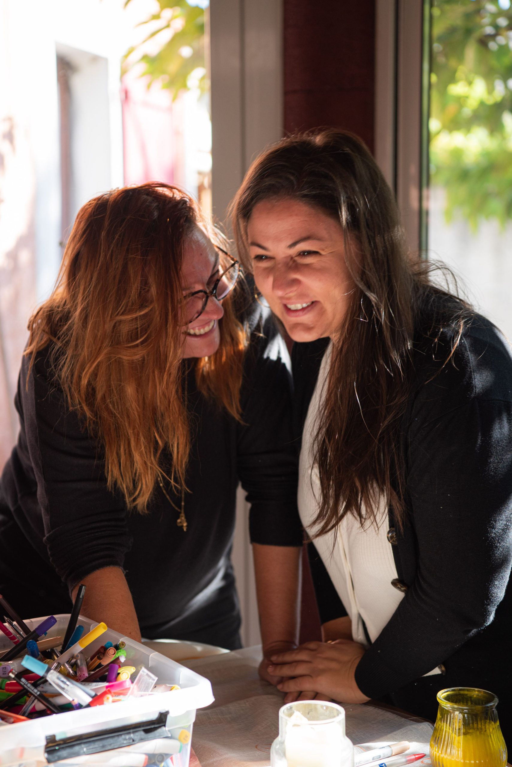 Deux participantes partagent un moment créatif lors d'un atelier d'art-thérapie pendant une retraite spirituelle dans le cadre de sécurité des retraites spirituelles