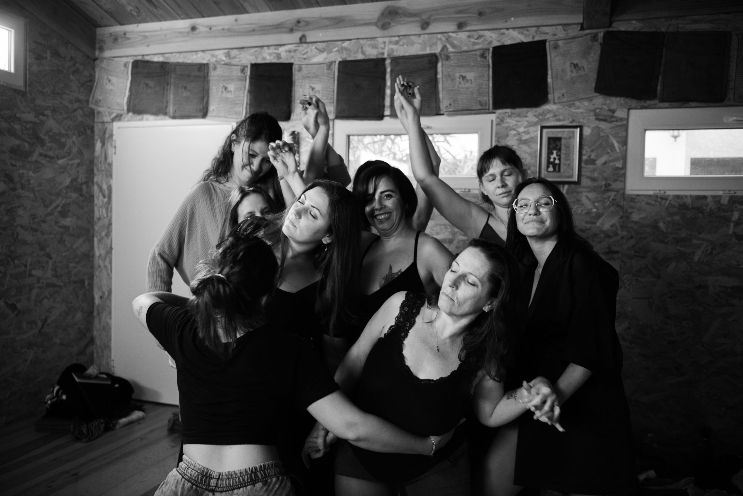 Groupe de femmes unies dans un moment de connexion et de célébration pendant une retraite spirituelle, illustrant la force de la tambourchamanique retraite spirituelle var