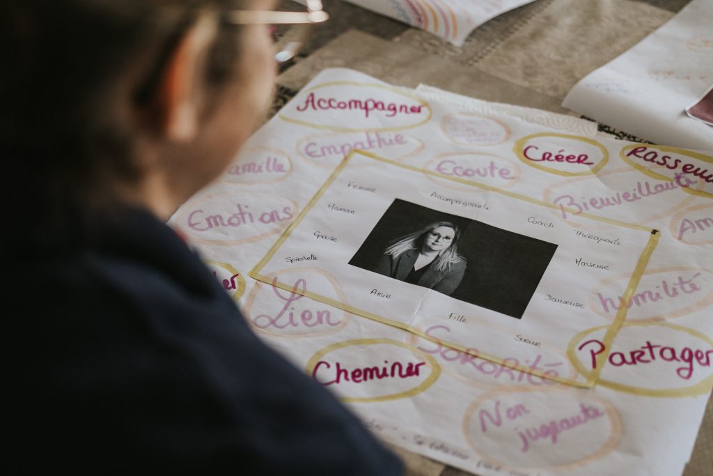 Écriture d'une lettre d'intention pour la nouvelle année sur un carnet, un rituel de développement personnel et d'introspection.