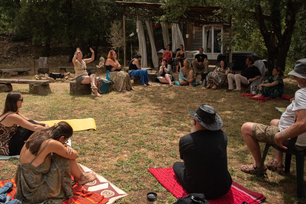 Groupe de participants à une retraite spirituelle pour hommes et femmes, partageant des moments de développement personnel chez l'homme, entouré de nature.