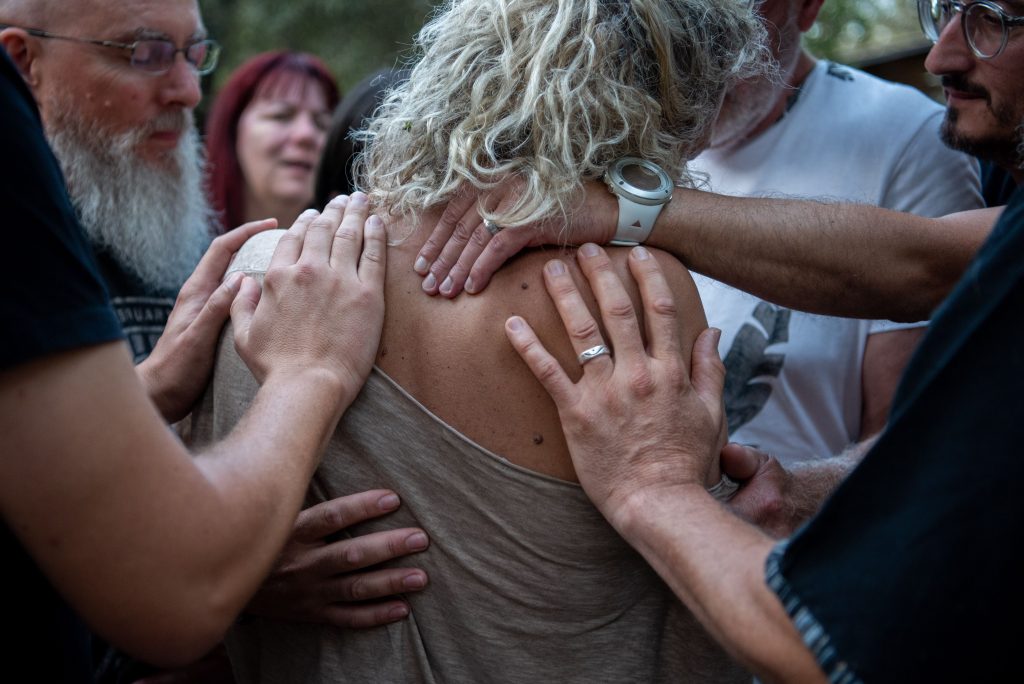 Homme et femme en retrait spirituel, développement personnel chez l'homme avec des échanges de soutien émotionnel.