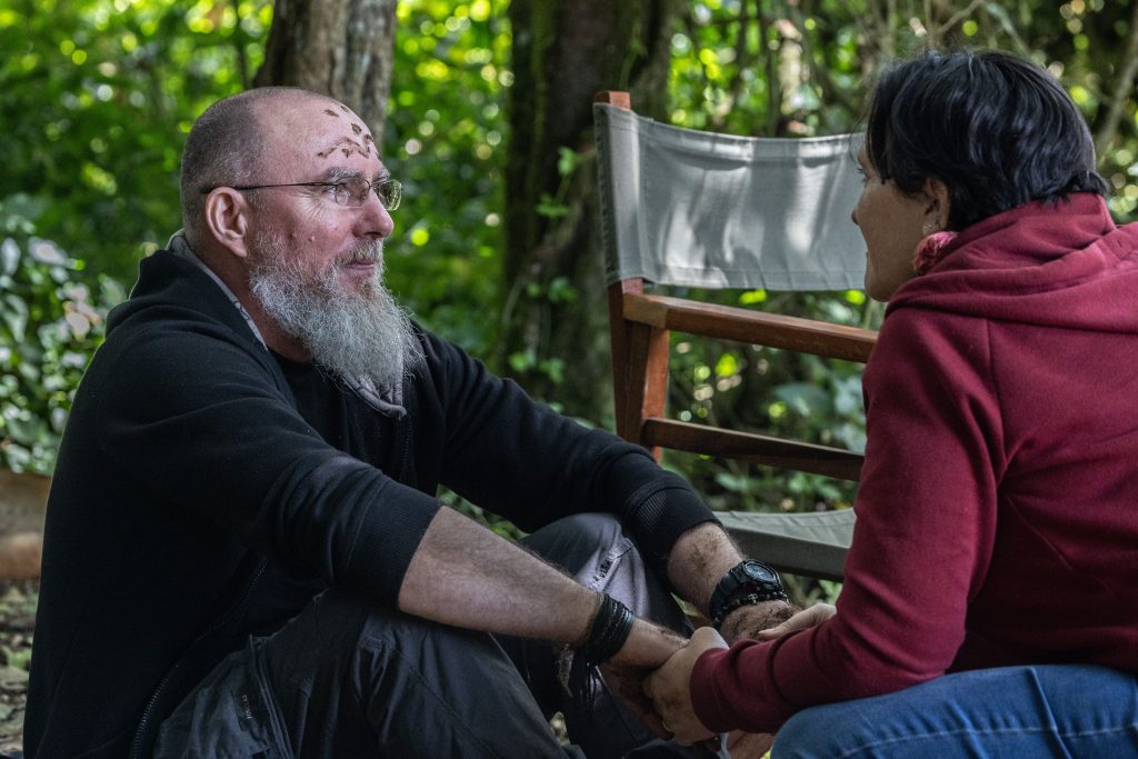 Participants profitant d'une séance de relaxation en pleine nature, favorisant le développement personnel chez l'homme, lors d'une retraite spirituelle.