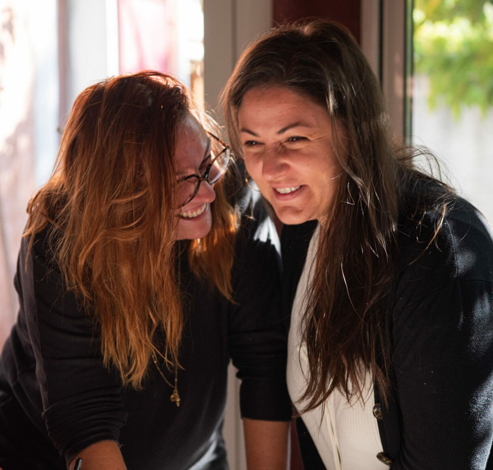 Un moment de créativité et de rire entre deux amies, capturant l'essence des relations qui évoluent avec fluidité et authenticité.