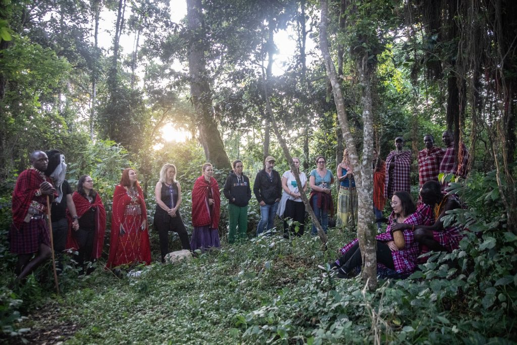 Groupe de participants et de guides nomades lors de la retraite HUMAN, réunis en pleine nature pour un cercle de partage et d’échange spirituel.