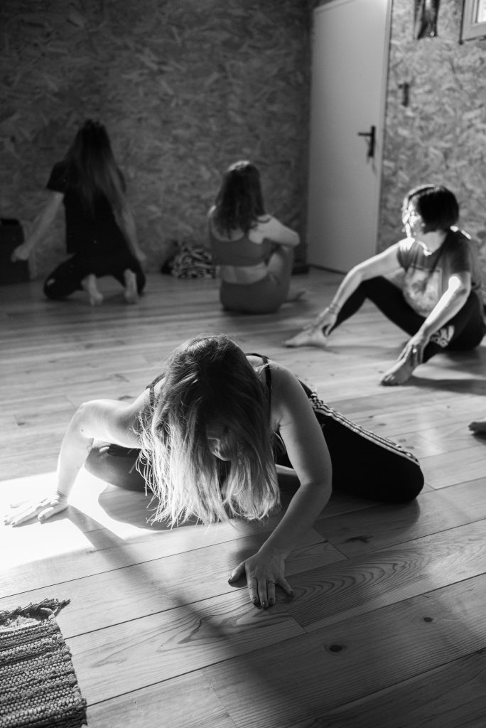 Groupe de femmes en pleine expression corporelle dans une retraite de libération du corps et de la sensualité.