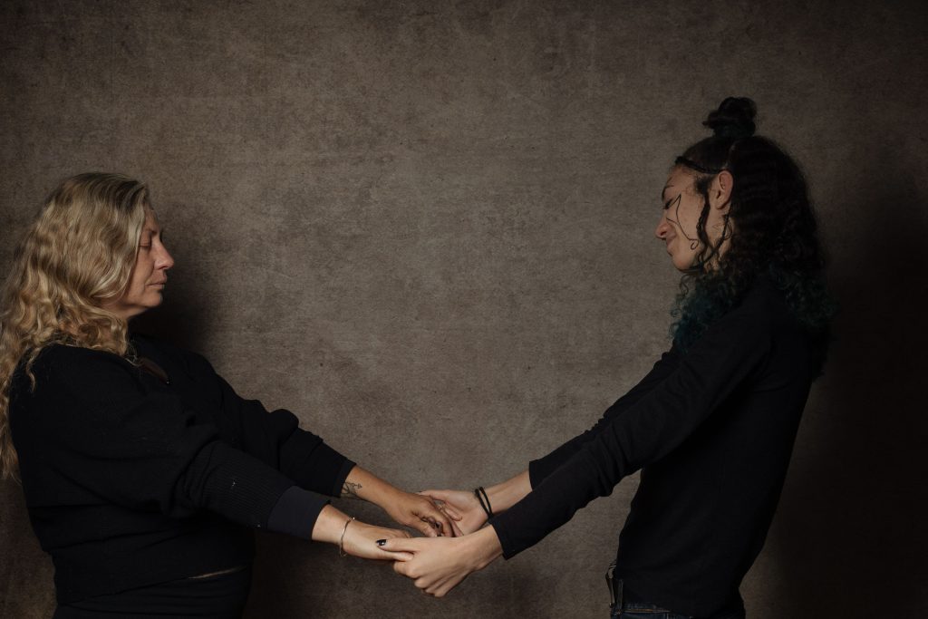 Illustration symbolique de comment donner confiance en soi à son enfant à travers le lien, la présence et le regard.