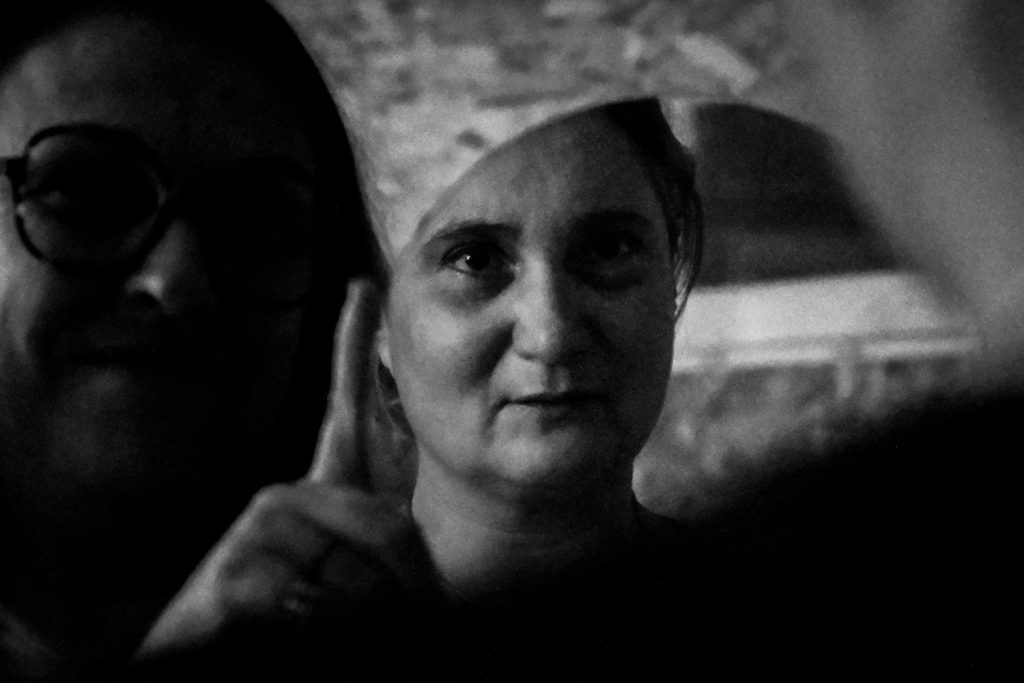 
Femme en pleine introspection, regard intense durant la retraite thérapeutique Cœur de Flammes 2024, sur le thème de la libération de la colère intérieure.