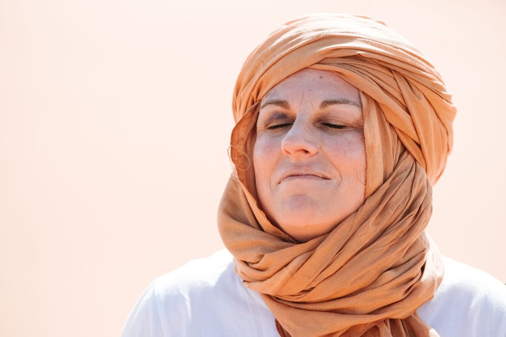 Emmanuelle Guiard Paulos en pleine présence lors de la retraite spirituelle en Afrique HUMAN 2025 dans le désert marocain