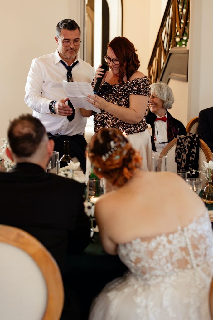
Un couple partage un discours émouvant lors d’un mariage, illustrant la communication authentique et le lien sincère.
