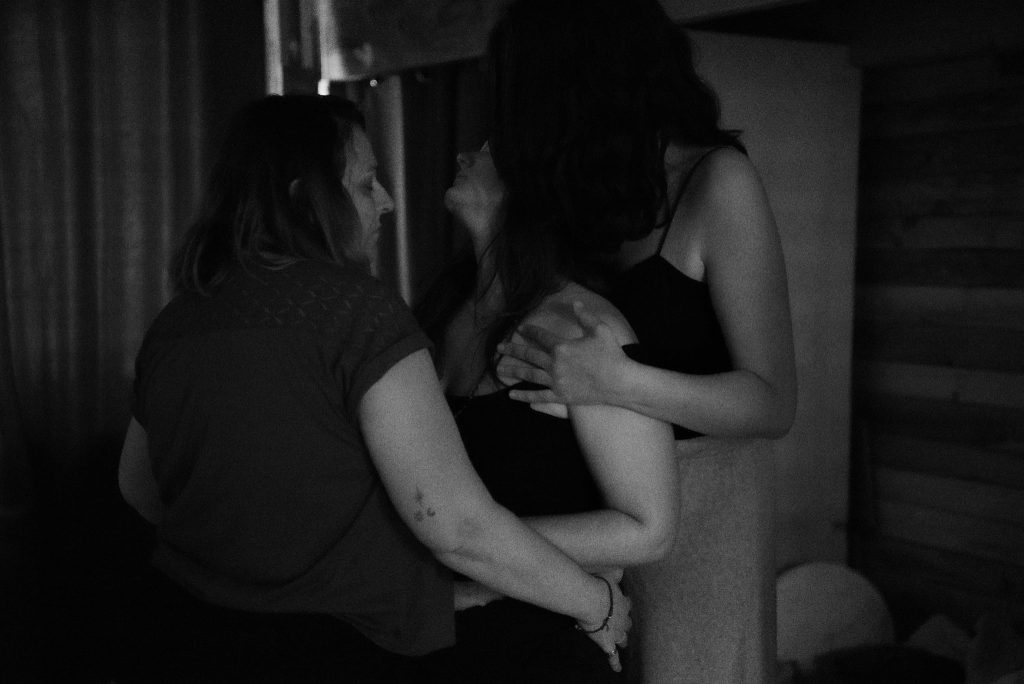 Trois femmes réunies en soutien émotionnel pendant une retraite holistique, symbole d’accompagnement pour vivre avec l’hypersensibilité.