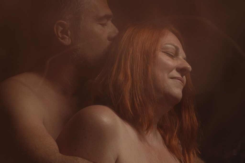 couple dans un moment complice et tendre, incarnation de la complicité dans la vie de couple.