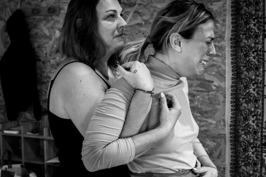  S’écouter sans oublier le lien lors de la retraite Cœur de flammes : une femme accompagnée dans une libération émotionnelle.