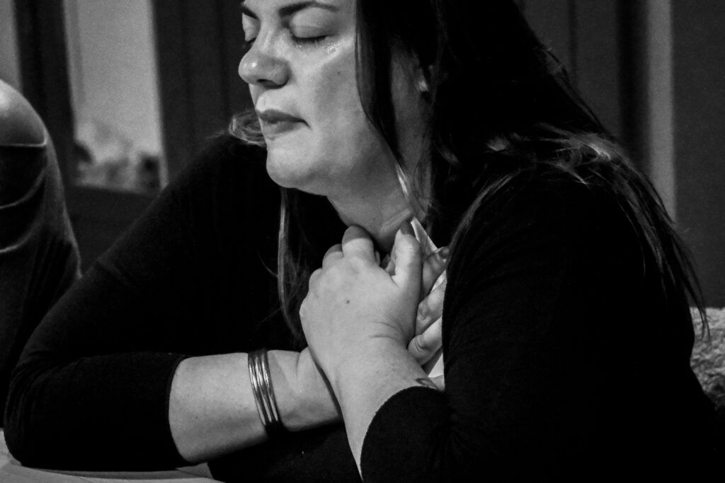 Aurélie en introspection et émotions profondes pendant une retraite spirituelle, illustrant l’impact du développement personnel.