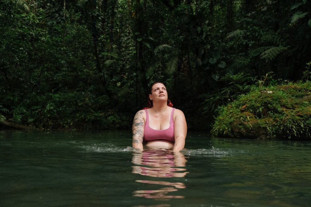 Aurélie lors de la retraite en Guadeloupe, immersion en nature et reconnexion à soi à travers le développement personnel.