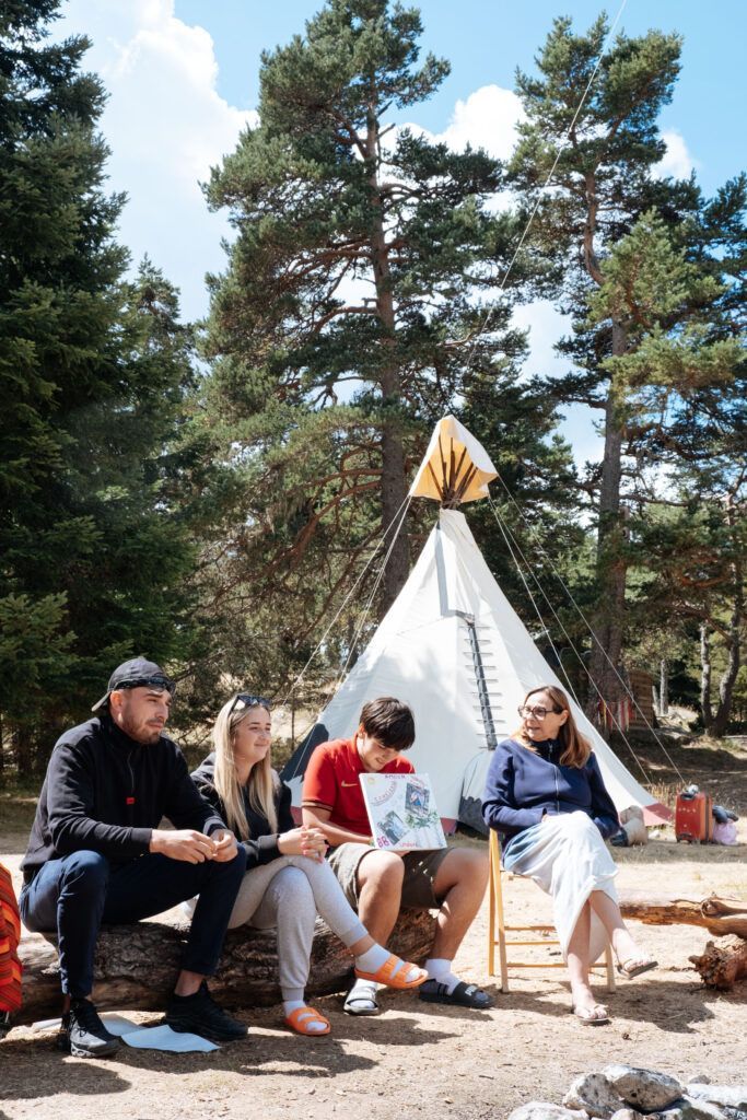 Atelier d’expression en cercle devant un tipi, un adolescent partage son vécu autour de la confiance en soi à l’adolescence.