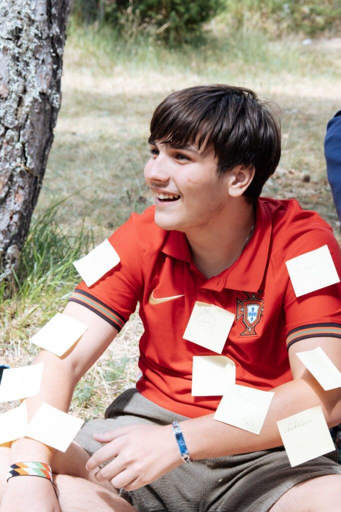 Un adolescent reçoit des mots positifs et des compliments pendant un atelier de gratitude, moment clé pour la confiance en soi à l’adolescence.