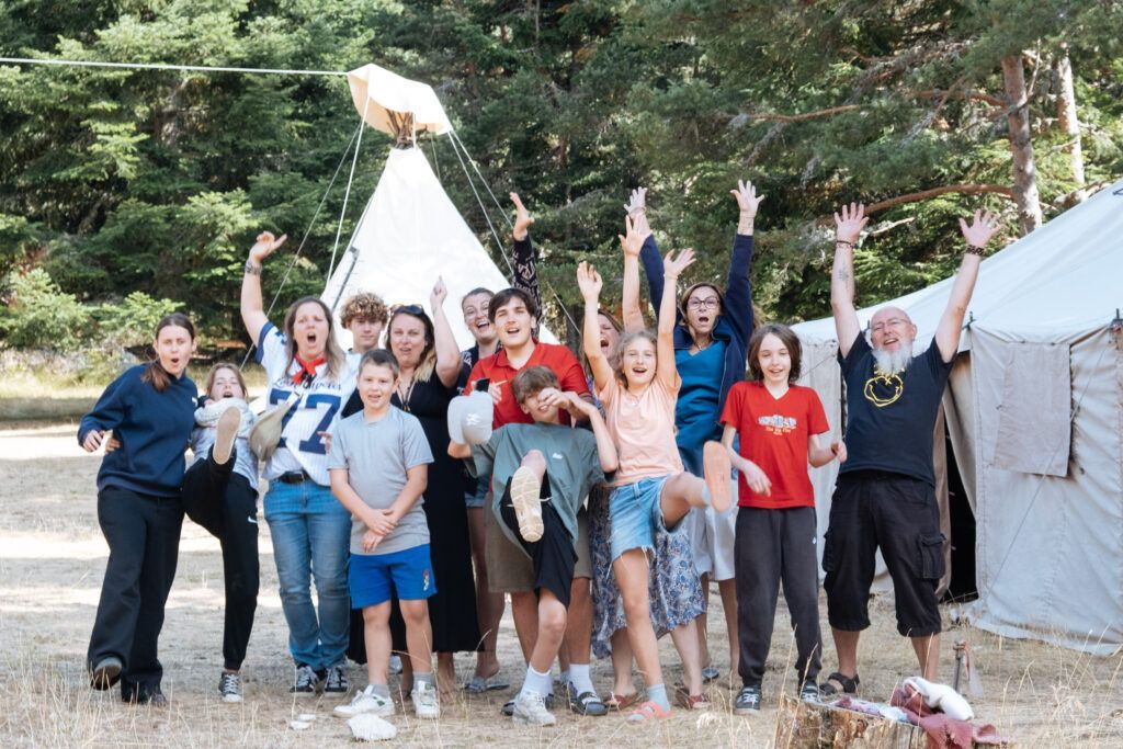 Photo de groupe joyeuse de la retraite Terre de Tribu, où la confiance en soi à l’adolescence se construit dans le lien et le collectif.