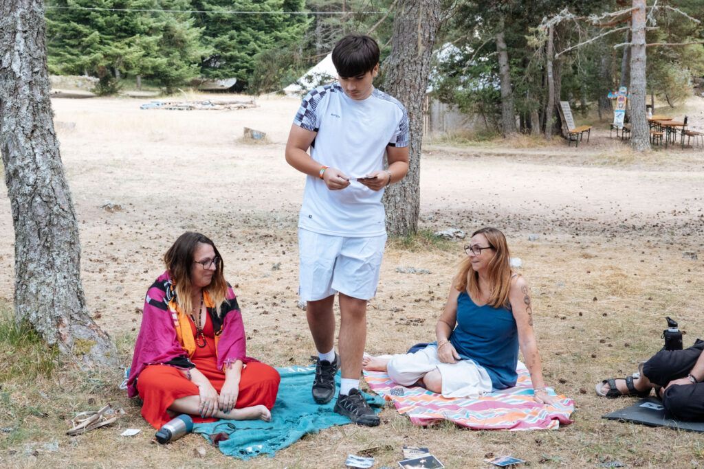 Atelier cartes lors de la retraite Terre de Tribu, un adolescent explore la confiance en soi à l’adolescence avec les adultes.