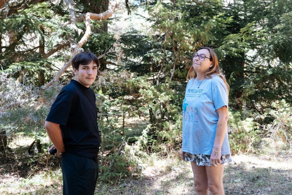 Moment de complicité joyeuse entre générations, symbole de la confiance en soi à l’adolescence vécue dans un cadre familial.