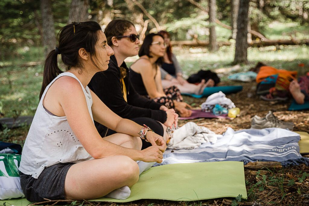 Créer son entreprise de sophrologue - Céline en groupe lors de la retraite Fille de la Terre, moment de méditation et d’ancrage avant de créer son entreprise de sophrologue.