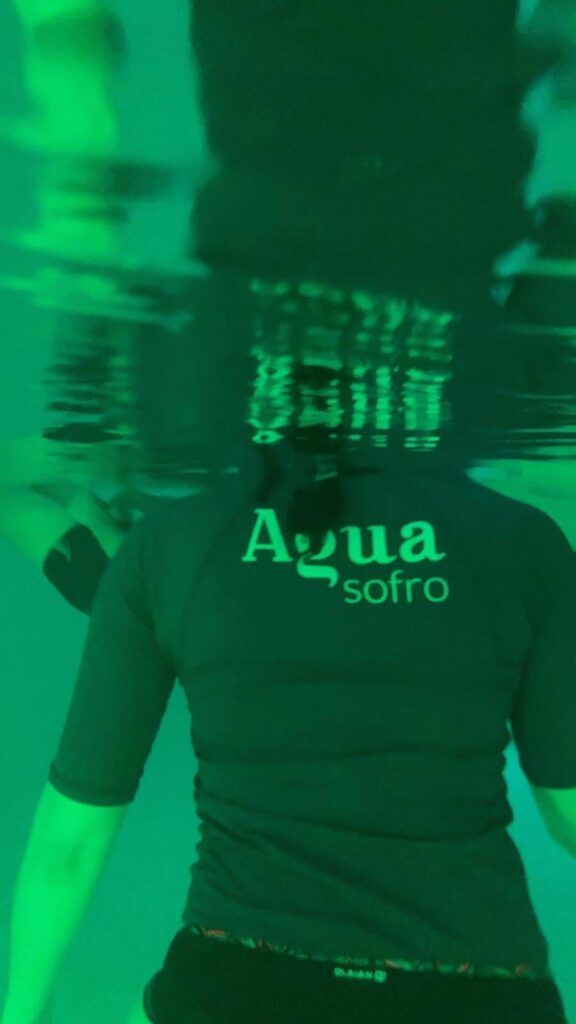 Séance de sophrologie dans l’eau, approche innovante pratiquée par Céline pour accompagner enfants, ados et adultes.