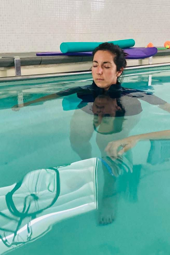 Céline en séance de sophrologie dans l’eau, pratique de relaxation et de lâcher-prise pour retrouver harmonie et équilibre intérieur.