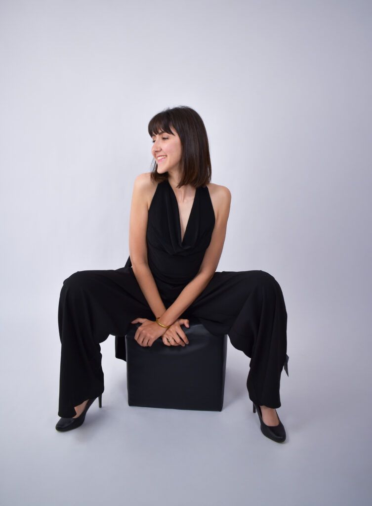 Tiffany, jeune maman et entrepreneur, pose avec assurance, symbole d’une femme libre qui a trouvé l’équilibre entre vie personnelle et professionnelle.