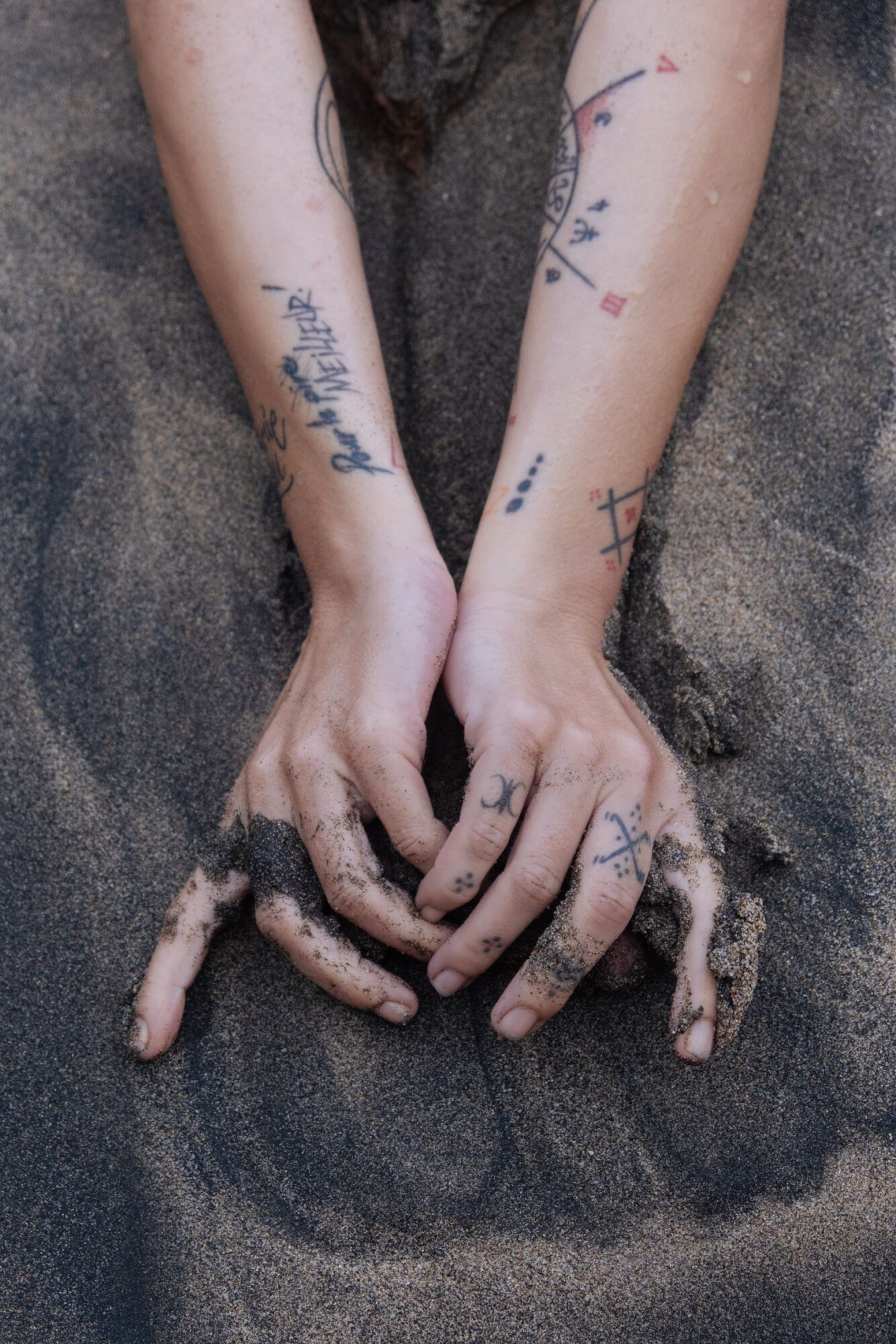 mains-dans-la-terre-rituel-retraite-feminin-sacre-makaia.jpg Mains tatouées plongées dans le sable lors d’un atelier de retraite du féminin sacré symbolisant la libération, le retour à soi et la connexion à la terre.