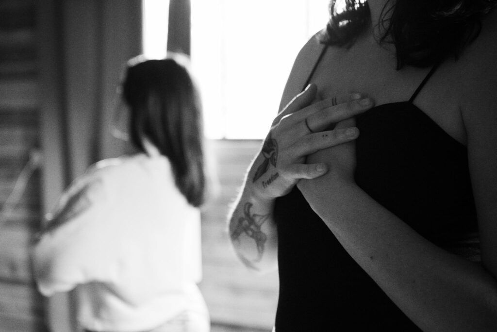 La libido des femmes : quand le désir change de camp dans le couple 3 Femme posant les mains sur sa poitrine pendant un cercle de parole féminin animé par Emmanuelle Guiard, autour du thème de la libido des femmes et de la reconnexion au corps.