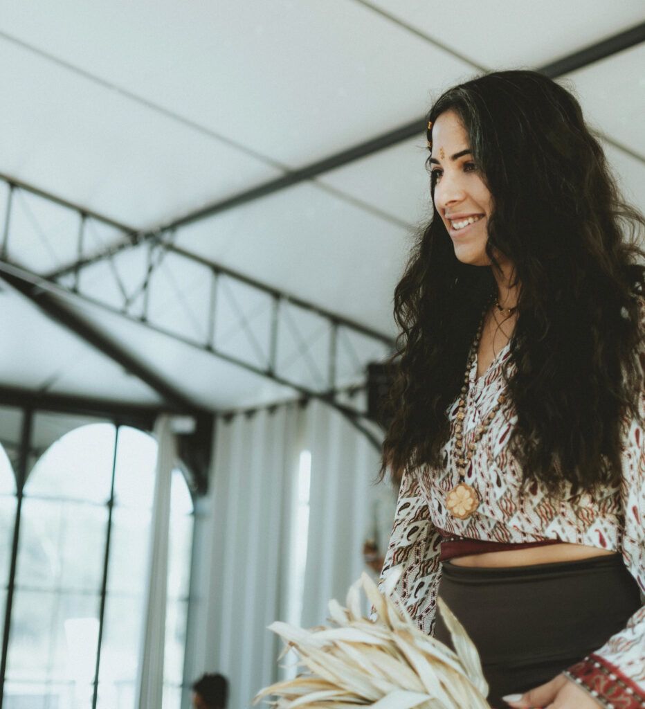 Debby, thérapeute holistique et femme médecine, anime une cérémonie chamanique et un atelier de breathwork à la Maison Anahita en Seine-et-Marne, illustrant son parcours après la formation développement d’entreprise pour thérapeute.
