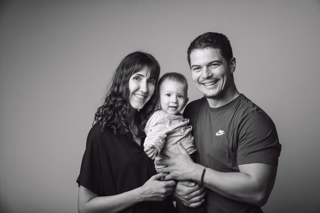 Tiffany, jeune maman et entrepreneur, entourée de son conjoint et de leur fils, partage un moment de bonheur familial, reflet d’une vie alignée et choisie.