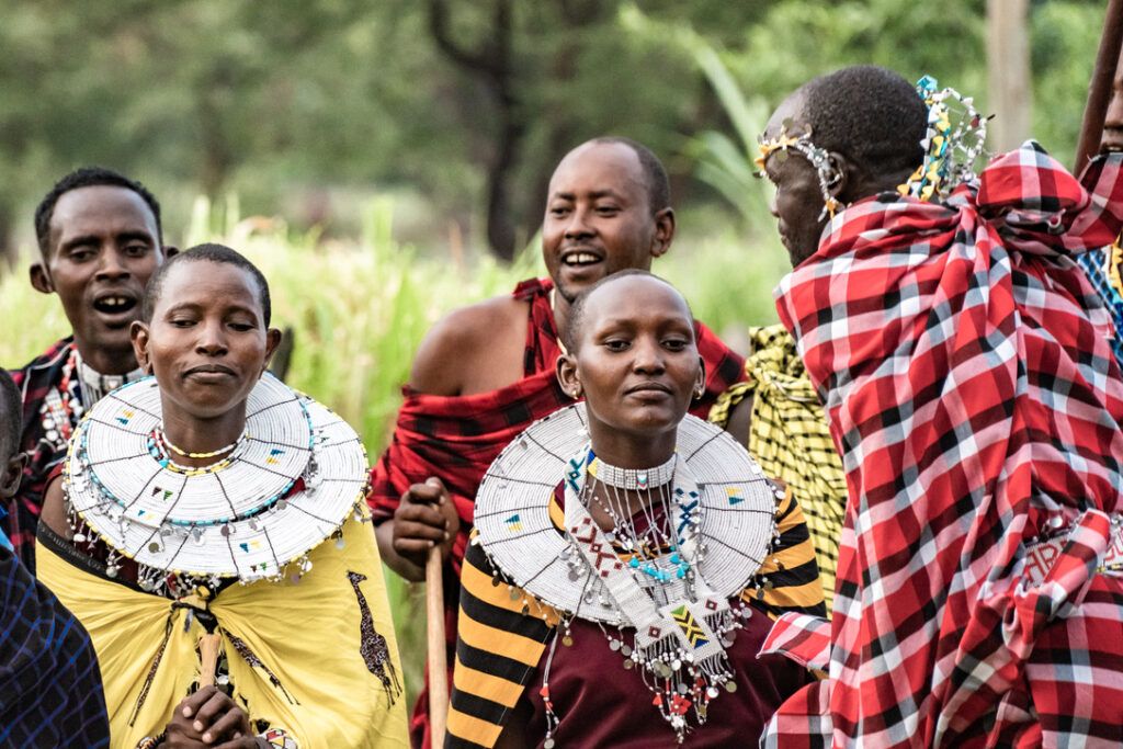 Femmes maasaï marchant dans la savane tanzanienne, rencontre avec un peuple africain lors de la retraite humanité en Afrique