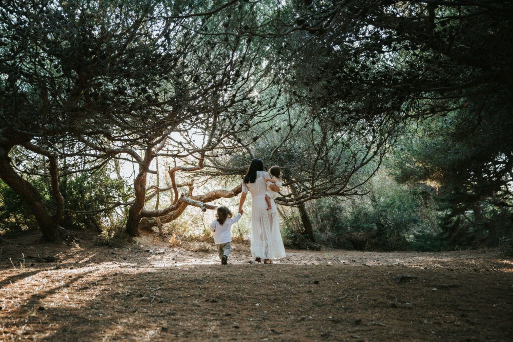 Maman solo entrepreneur : le parcours inspirant de Johanna, fondatrice de Baby Événement 3
Maman solo entrepreneur marchant en forêt avec ses deux enfants, image de douceur, de protection et de lien familial.