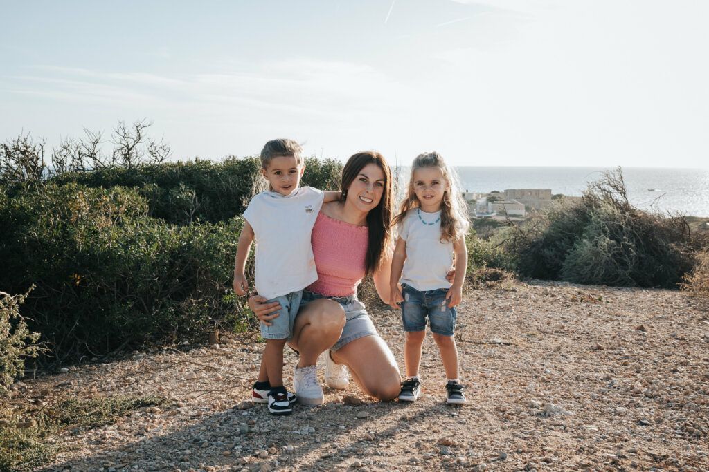 Maman solo entrepreneur : le parcours inspirant de Johanna, fondatrice de Baby Événement 4 Johanna, fondatrice de Baby Événement, maman solo entrepreneur, posant avec ses deux enfants en bord de mer.