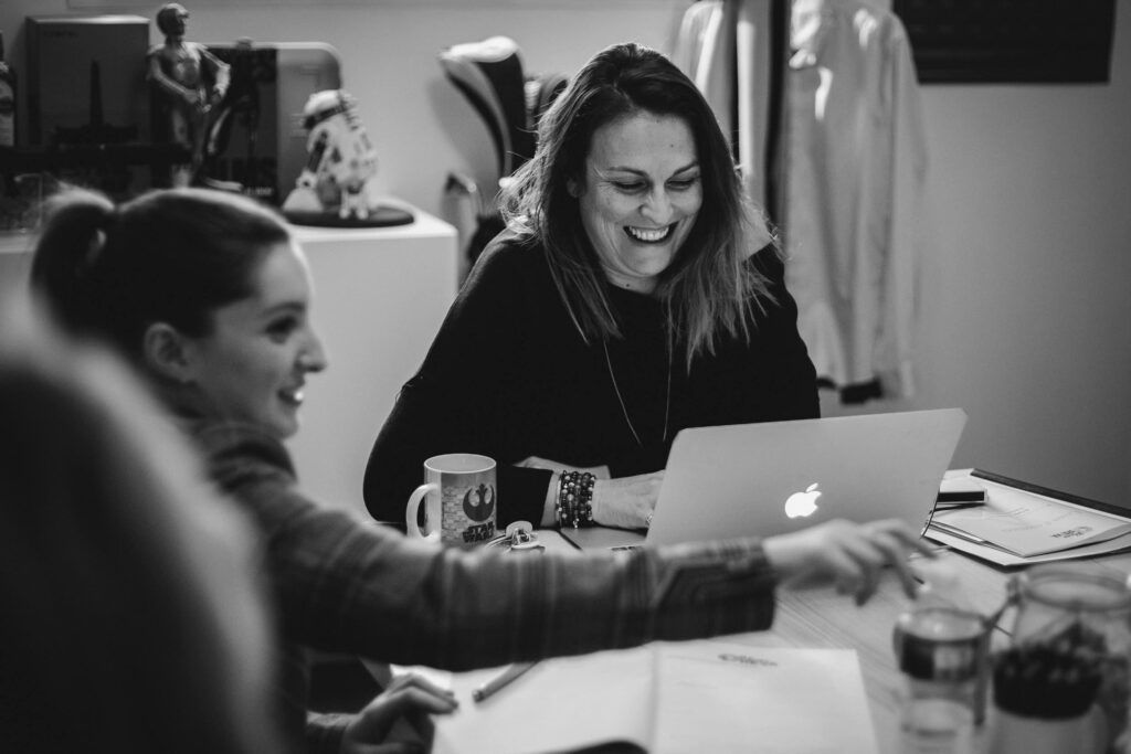 Moment de travail collectif en formation développement d’entreprise, coaching business et structuration stratégique autour d’un projet entrepreneurial.