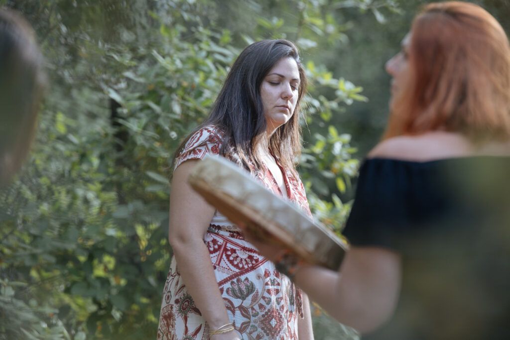 La fatigue existentielle : cette fatigue qu’aucune nuit de sommeil ne répare 5 Moment de soin au tambour en pleine nature pendant une retraite, favorisant le lâcher-prise, la reconnexion au corps et l’apaisement de la fatigue émotionnelle.