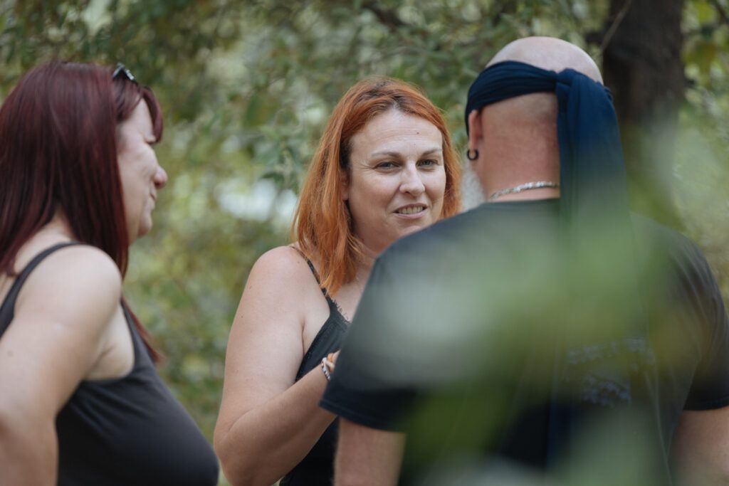 La fatigue existentielle : cette fatigue qu’aucune nuit de sommeil ne répare 3 Échange en petit groupe pendant une retraite en forêt, moment de parole et de soutien pour traverser la fatigue sociale et émotionnelle.