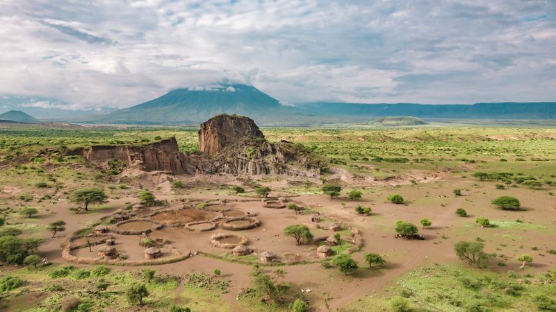 Village traditionnel maasaï au lac Natron en Tanzanie, lieu de rencontre humaine lors de la retraite humanité en Afrique