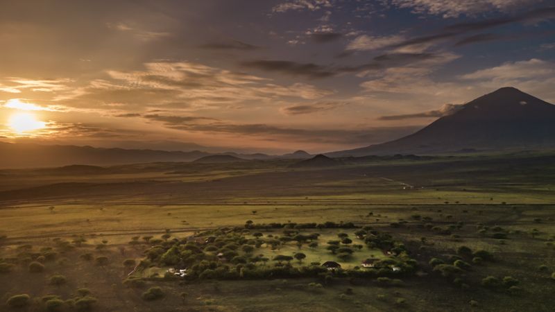 Paysage de Tanzanie au lever du soleil dans la région du lac Natron, terre d’accueil de la retraite humanité en Afrique